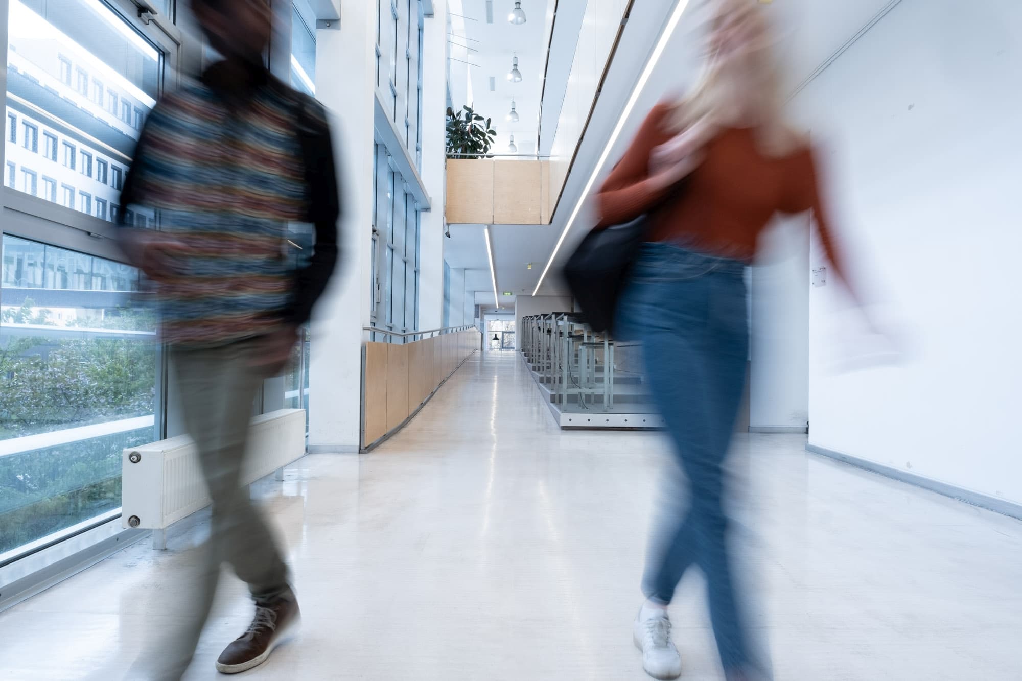Studierende gehen einen Gang entlang