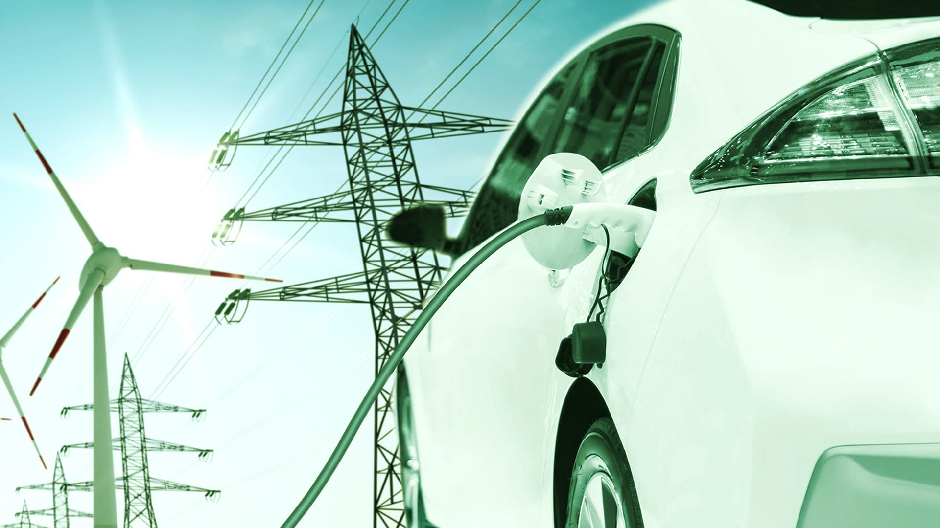 Ein weißes Elektroauto wird an einer Ladestation aufgeladen. Im Hintergrund sind Stromleitungen und Windturbinen zu sehen, die unter einem strahlenden Himmel saubere Energie und nachhaltigen Transport symbolisieren.