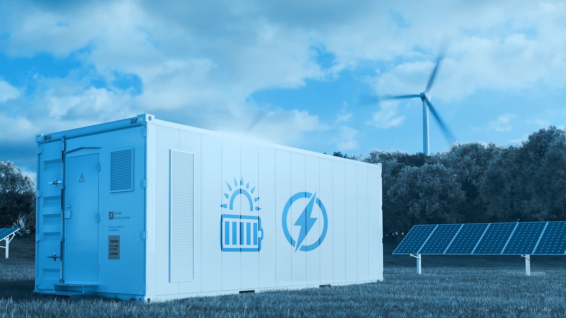 Ein weißer Energiespeicher mit Solar- und Batteriesymbolen steht auf einer Wiese in der Nähe von Sonnenkollektoren und einem Windrad, die erneuerbare Energiequellen symbolisieren. Die Szene ist blau eingefärbt.