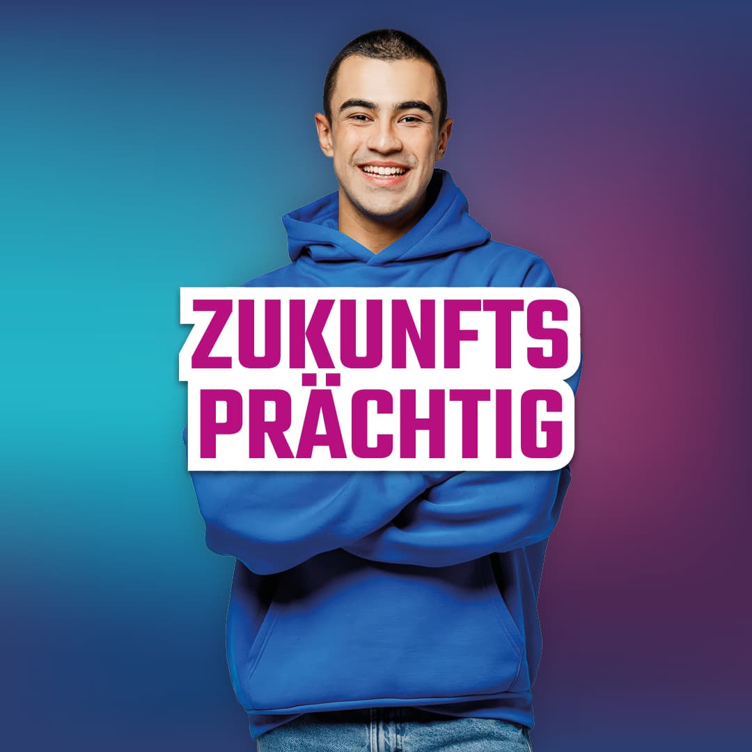 Ein lächelnder junger Mann in einem blauen Kapuzenpulli steht vor einem Hintergrund mit blauem und lila Farbverlauf. Der fette weiße und rosa Text über seiner Brust lautet ZUKUNFTS PRÄCHTIG.