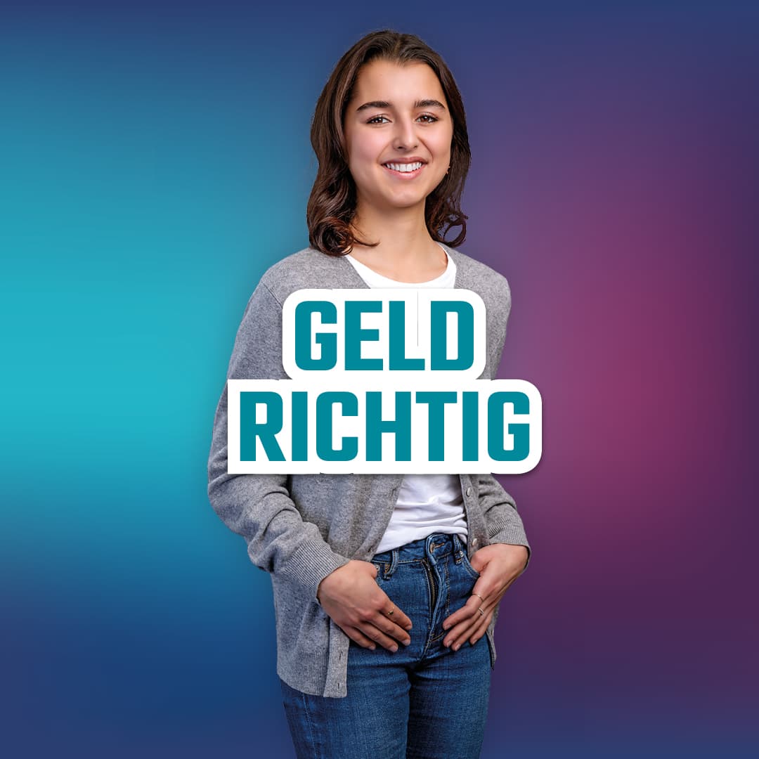 Eine junge Frau steht lächelnd mit den Händen in den Taschen vor einem Hintergrund mit blauem und lila Farbverlauf. Der fette Text über ihr lautet GELD RICHTIG.