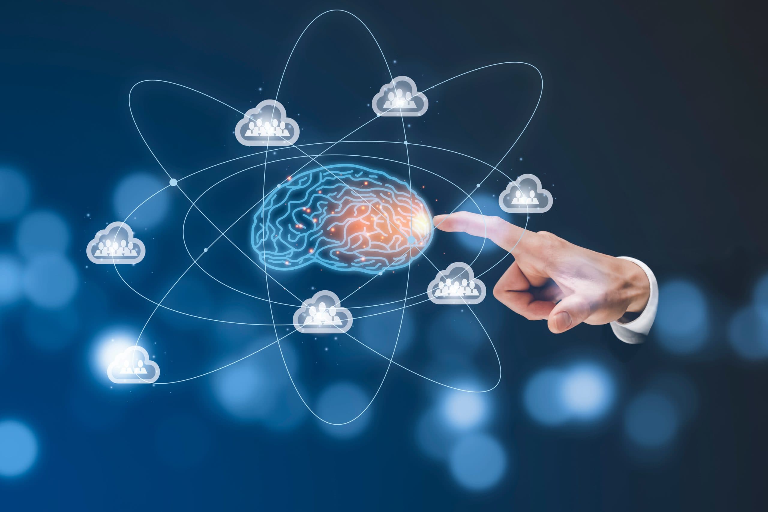 Eine Hand zeigt auf ein leuchtendes digitales Gehirn, das von Wolkensymbolen und Orbitallinien umgeben ist und künstliche Intelligenz, Cloud Computing und vernetzte Technologie auf blauem Hintergrund symbolisiert.