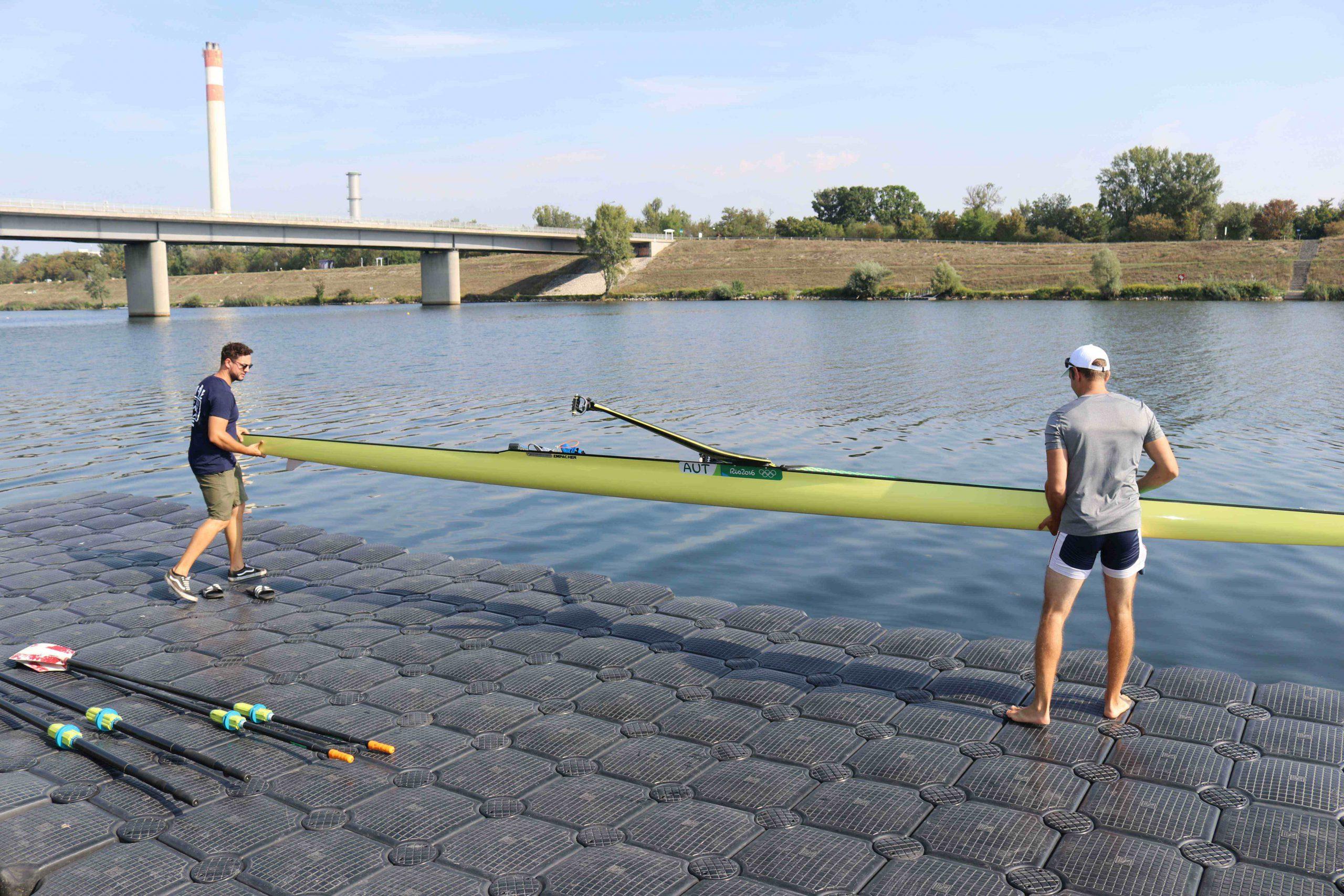 Ruderboot wird zu Wasser gelassen