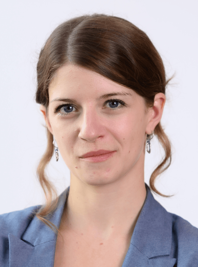 Portrait of Sarah Langer with dark hair and dark blue eyes.