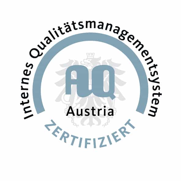 Logo mit Internes Qualitätsmanagementsystem in einem Kreisbogen, in der Mitte AQ Austria, im Hintergrund ein Adler-Emblem und darunter ZERTIFIZIERT, das auf die Zertifizierung des Qualitätsmanagements hinweist.